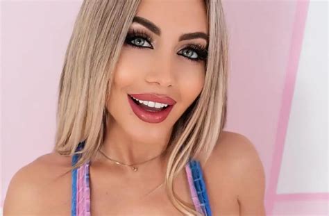 carla boom|Carla Boom Biography, Height, Age, Video, Boyfriend, Net Worth,。